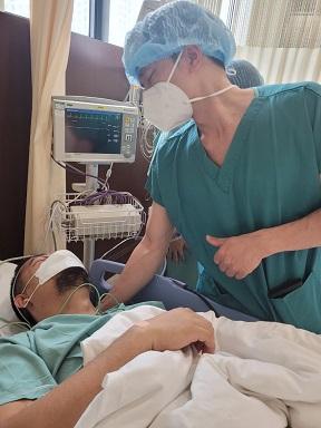 Giọt nước mắt hạnh phúc khi bs Hưng đã hiện thực hóa giấc mơ làm cha