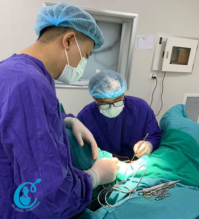 Bác sỹ Hưng làm thủ thuật về nam khoa