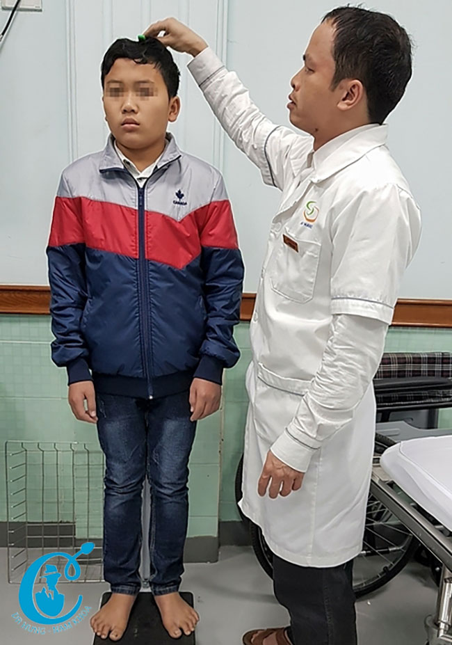 Chàng trai 20 tuổi nhưng thếp bé và bộ phận sinh dục nhỏ như đứa trẻ 10 tuổi