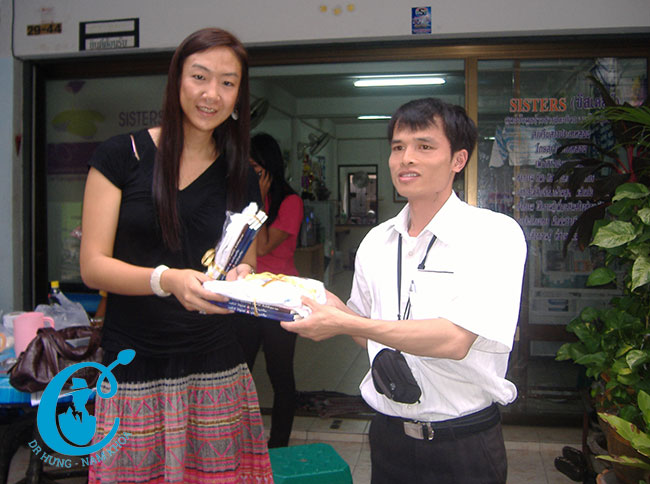 Chuyến học tập và công tác của bác sỹ nam khoa Bá Hưng tại Thái Lan trao sách cho cộng đồng người chuyển giới