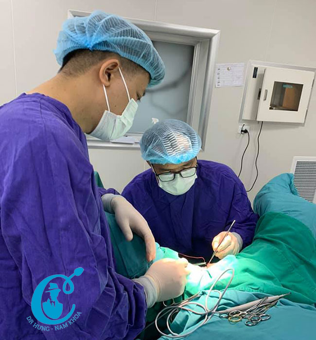 Bs Hưngtrong một ca phẫu thuật
