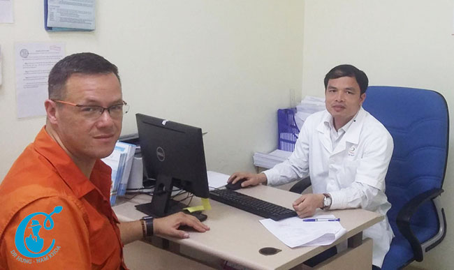 Bác sỹ Nguyễn Bá Hưng tư vấn khám bệnh nam khoa cho người nước ngoài
