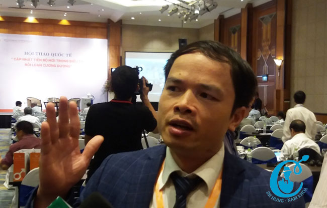  Bác sỹ Nguyễn Bá Hưng trả lời phỏng vấn báo chí tại một hội thảo về bệnh nam khoa