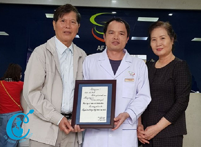Vợ chồng bác Nhẫn và bác sỹ nam khoa Nguyễn Bá Hưng
